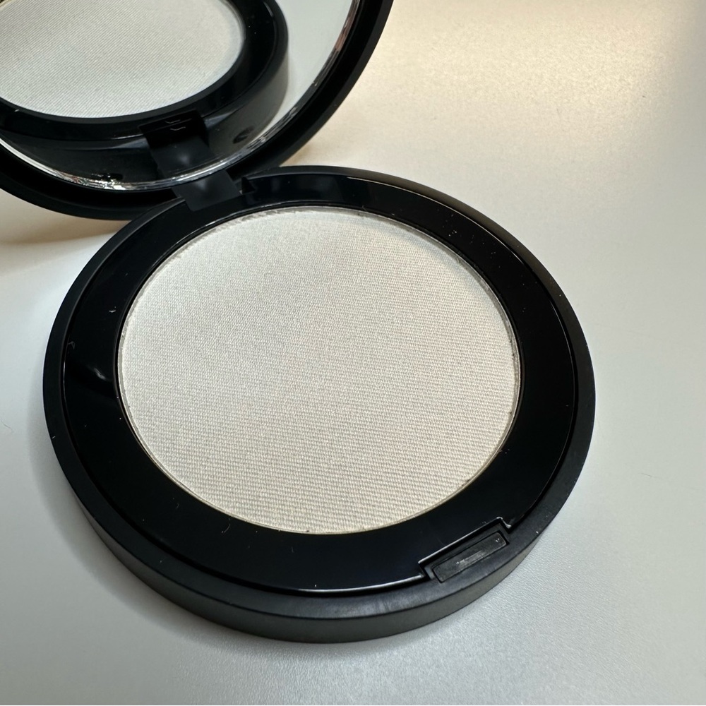 New Melt Cosmetics Ghostlight Highlighter Glow Powder Duochrome - Picture 4 of 7